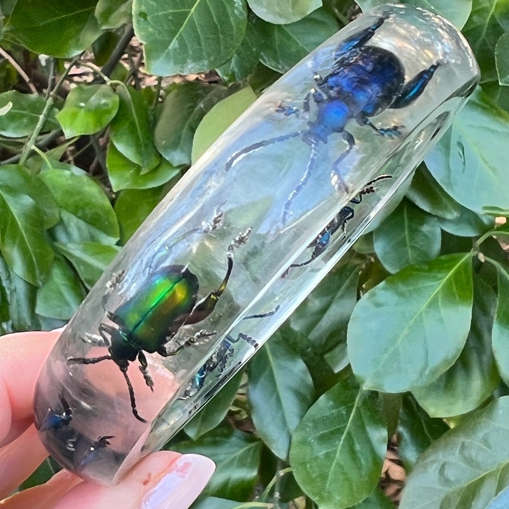 VINTAGE CLEAR LUCITE LARGE BANGLE BRACELET W/ VIVID COLORS BEETLES STATEMENT - Picture 8 of 16